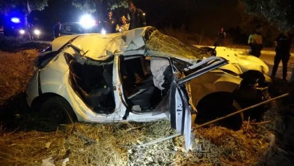 İzmir'de ehliyetsiz genç sürücünün kullandığı otomobil takla attı: 1 ölü, 2 yaralı-5