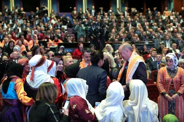 Dikkat çeken kare! Başkan Erdoğan tek tek dinleyip not aldı-4