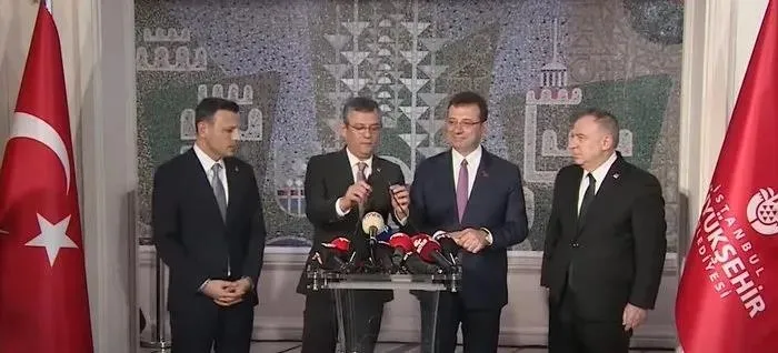 takvim-yazmisti-imamoglu-kurultay-hazirliklarina-basladi-ozgur-ozelin-yerine-gokhan-gunaydin-lansman-yemeginde-1709619882717.jpeg TAKVİM yazmıştı! İmamoğlu kurultay hazırlıklarına başladı: Özgür Özel'in yerine Gökhan Günaydın | Lansman yemeğinde birbirlerini yediler-8