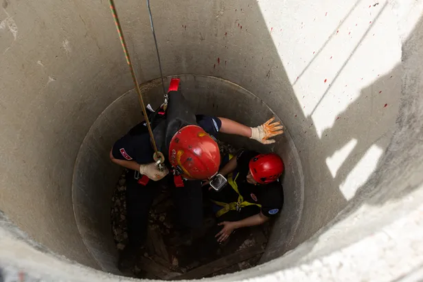 yeni-itfaiyeciler-goreve-boyle-hazirlaniyor-onlarin-her-egitimi-gercek-gibi-tatbikat-1684745579439.jpg Yeni itfaiyeciler göreve böyle hazırlanıyor! Onların her eğitimi gerçek gibi tatbikat-2