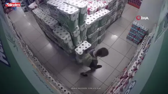 Bursa'da marketi kundaklayan çocuk kamerada