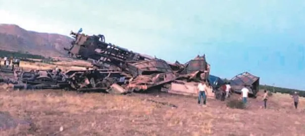 Yük treni devrildi 2 makinist öldü