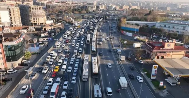 İstanbul'da çile dolu bir gün | Metrobüs yolundaki çalışma E5 kara yolunu kilitledi! Haramidere'de ise metrobüsün tekerleğinden dumanlar yükseldi