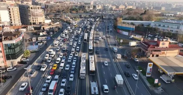 İstanbul’da çile dolu bir gün | Metrobüs yolundaki çalışma E5 kara yolunu kilitledi! Haramidere’de ise metrobüsün tekerleğinden dumanlar yükseldi