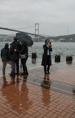Ortaköy'de turist yoğunluğu! Yağmura rağmen İstanbul'un tadını çıkardılar