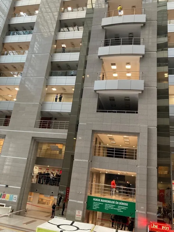 son-dakika-istanbul-adalet-sarayinda-intihar-girisimi-1638792918586.jpg