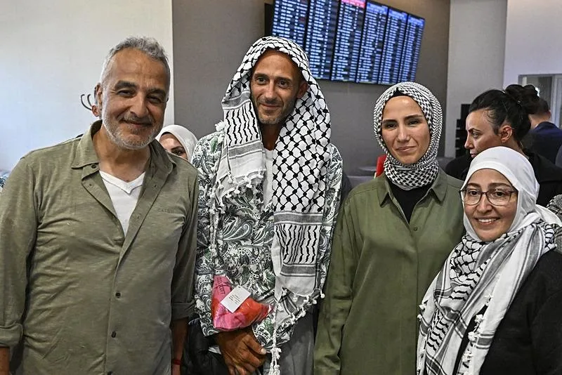 Kadın ve Demokrasi Vakfı (KADEM) Mütevelli Heyet Başkanı Sümeyye Erdoğan Bayraktar, İsrail tarafından uluslararası sularda saldırıya uğrayıp alıkonulan Küresel Sumud Filosu'nda yer alan aktivistleri İstanbul Havalimanı'nda karşıladı. (AA)