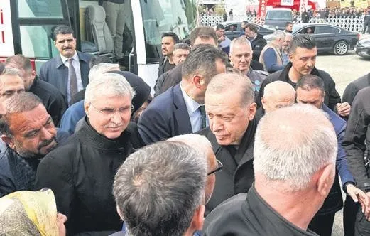 sakarya-buyuksehir-belediyesi-depremin-izlerini-silmek-icin-seferber-oldu-1679527078765.jpeg Sakarya Büyükşehir Belediyesi depremin izlerini silmek için seferber oldu-2