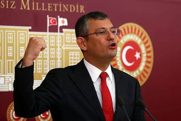 MHP’li Erkan Akçay’dan CHP’li Özgür Özel’e sert tepki: PKK’nın taleplerini kanun teklifi diye Meclis’e sunuyor