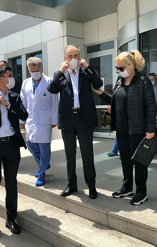 Galatasaray Başkanı Mustafa Cengiz uyanır uyanmaz bakın ne yaptı! Beyin ameliyatı geçirmişti