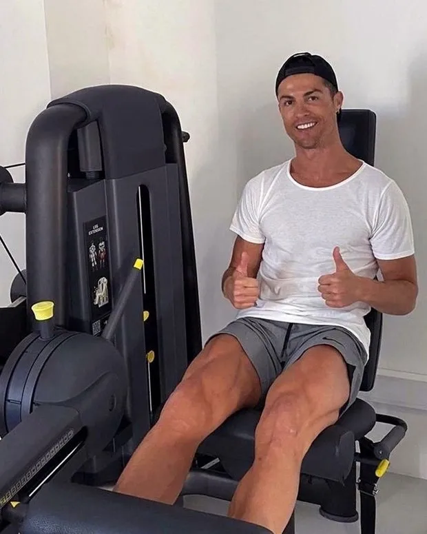 Koronavirüse yakalanan Cristiano Ronaldo İsveç maçını televizyondan izledi! Herkes bambaşka sanınca...-3
