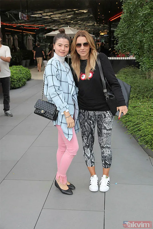 Hadise annesi ve kız kardeşiyle gecelerde! Kardeşini gören şaşıp kaldı: “Hadise sandım” | Lüks aracı dikkat çekti - 22