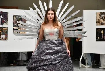 Bilecik’te üniversite öğrencileri atık malzemelerle defile yaptı