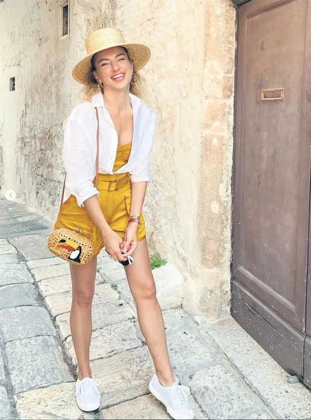 sevgilisi-nazim-akmandil-ile-evlenecegini-soyleyen-burcu-esmersoyun-fotografi-sosyal-medyayi-ikiye-boldu-yuzug-1652643077017.jpeg Nazım Akmandil ile evleneceğini söyleyen Burcu Esmersoy'un paylaşımı sosyal medyayı ikiye böldü! Aşkının taktığı tektaşı...-6