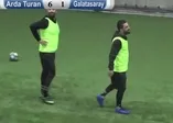 Arda Turan takımsız kaldı, soluğu halı sahada aldı