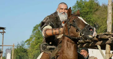 Kuruluş Osmanın Bamsısı Nurettin Sönmez gözlerden uzak tutuyor tutmasına ama... Yan yana görenler şaştı kaldı