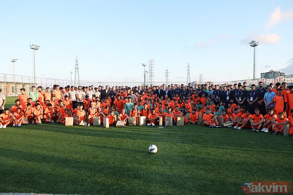 Başkan Erdoğan geleceğin yıldızlarını futbol akademisinde ziyaret etti - 7
