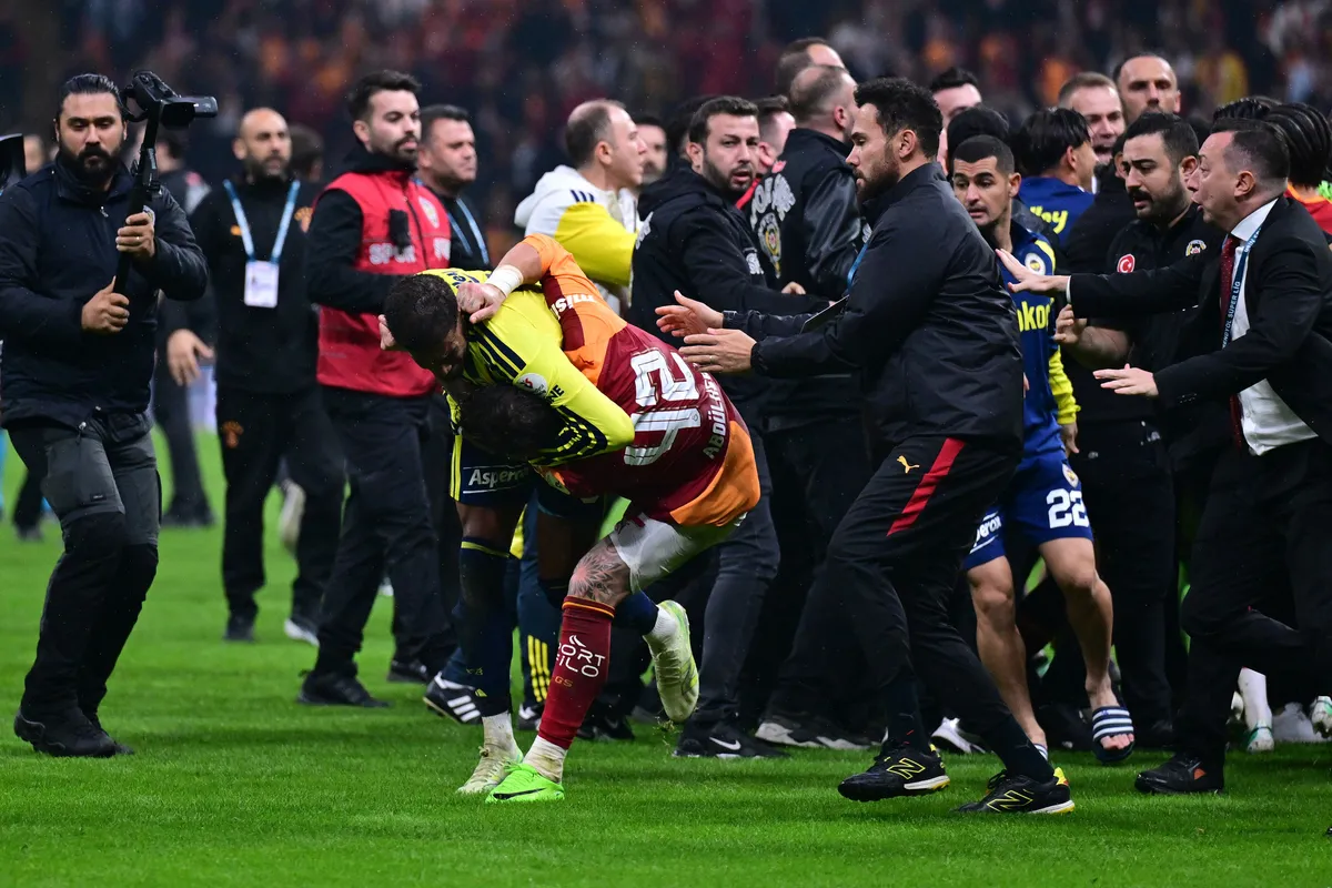 pfdkdan-galatasaray-fenerbahce-derbisine-agir-cezalar-1793336761072.jpg Galatasaray - Fenerbahçe derbisinin faturası ağır oldu: PFDK resmen açıkladı! İşte Adülkerim ve Archie Brown kararları-6