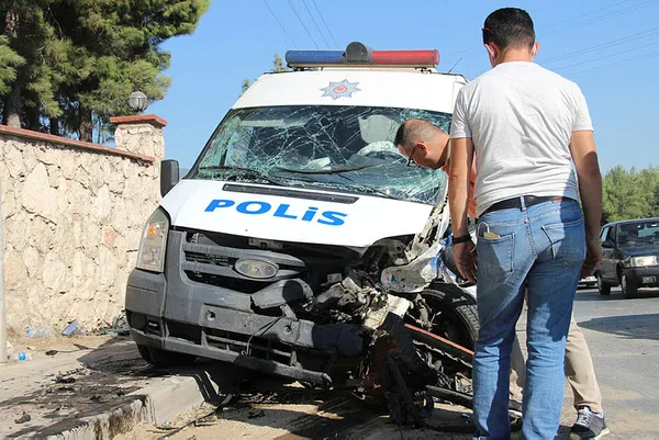 izmirde-bir-arac-kontrolden-cikti-2si-polis-3-kisi-yaralandi-1598542639838.jpg