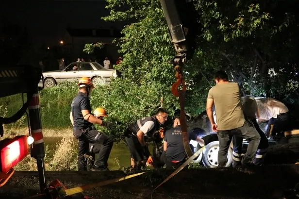 boluda-agaca-carpan-otomobil-ikiye-katlandi-1626919881243.jpg Bolu'da ağaca çarpan otomobil ikiye katlandı: Sürücüsü ağır yaralı-3
