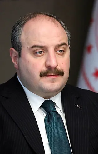 Bakan Varank, Kovid-19'a karşı geliştirilen VLP aşısının toksisite testlerinin yapıldığı laboratuvarı inceleledi