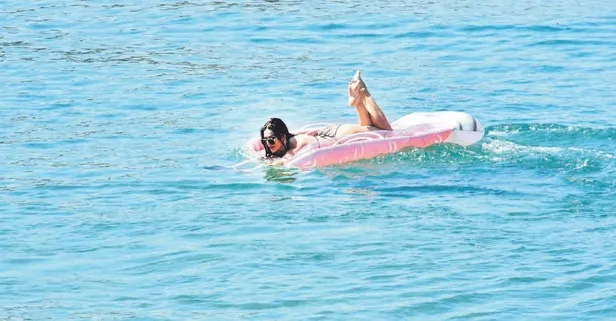 Sulu şaka! Ünlü şarkıcı Bodrum sularında uyuyakaldı!