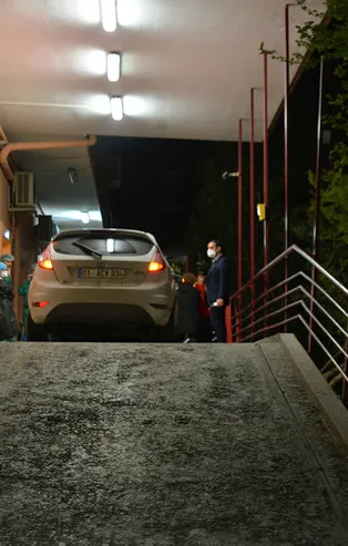 Defalarca bıçaklandı! Direksiyona geçip hastaneye gitti