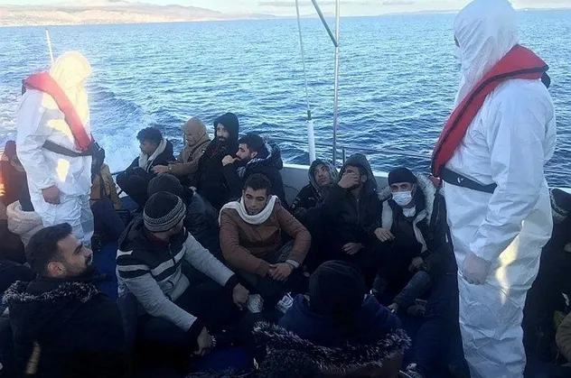 Yunanistan tarafından Türk kara sularına itilen 80 düzensiz göçmene Türkiye'den yardım eli