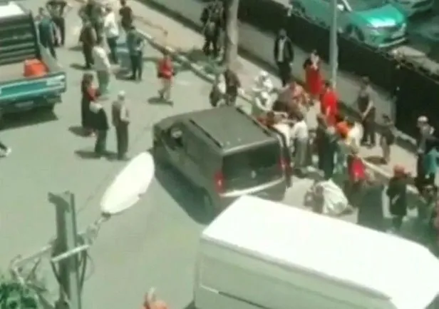 sultangazide-ogrencilerin-kavgasi-velilere-sicradi-1653547144604.jpeg Sultangazi'de öğrencilerin kavgası velilere sıçradı!-2