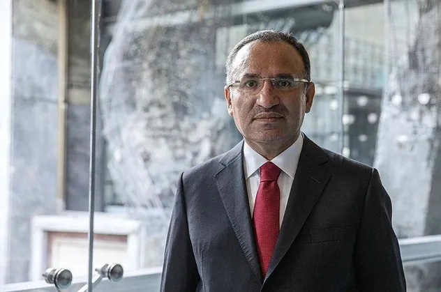 AK Partili Bekir Bozdağ 15 Temmuz gecesindeki direnişi anlattı: 'Sığınağa inersek vatandaş meydana çıkmaz' diye düşündüm