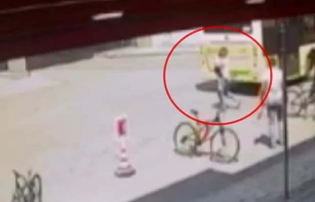 Sancaktepe'de İETT otobüsü dehşet saçtı! Karşıdan karşıya geçen küçük kıza çarptı: O anlar güvenlik kamerasında-4