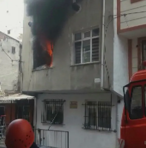 1618495589956.jpg İstanbul Esenler'de can pazarı! Herkes kurtarmak için seferber oldu-4