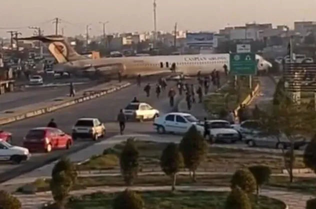 İran'da yolcu uçağı şehir merkezine indi!