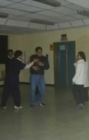 Bu arkadaş bir hatıra fotoğrafı çektirmek istedi ama... O detay tüyleri diken diken etti