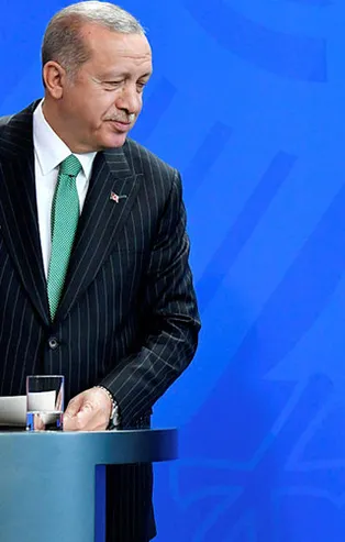 Provokatörün salondan atıldığı an