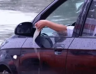 Arabasındaki suyu karton bardakla boşalttı