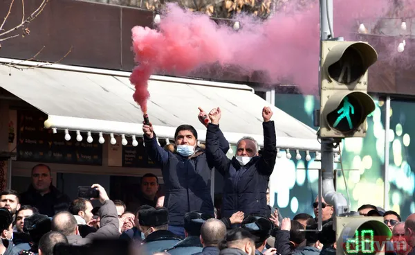 SON DAKİKA! Ermenistan'da darbe girişimi! Paşinyan sokağa indi! Son dakika fotoğrafları - 14