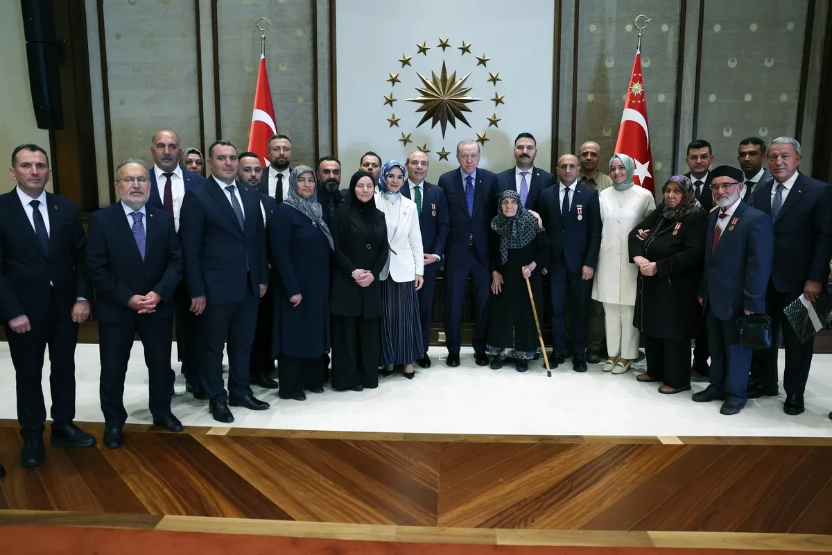 baskan-erdogandan-sehit-ailelerine-kulliyede-kabul-1786631950556.jpeg Başkan Erdoğan'dan şehit ailelerine Külliye'de kabul-2