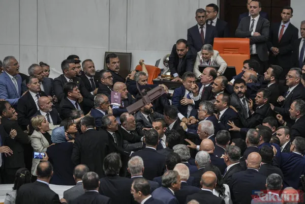 Filistin oturumuna mazeret sunan CHP lideri Özgür Özel Can Atalay için seke seke Meclis'e geldi! Bir de üstüne DEM Grubu'na gitti - 12