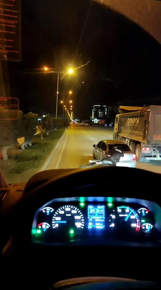 kaza-yapti-ama-yola-savrulan-2-kisiye-aldiris-etmedi-o-anlar-kamerada-1747290591650.jpeg Kaza yaptı ama yola savrulan 2 kişiye aldırış etmedi! O anlar kamerada-2