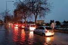 İzmir'de sağanak sonrası yollar göle döndü: Karabağlar Deresi taştı