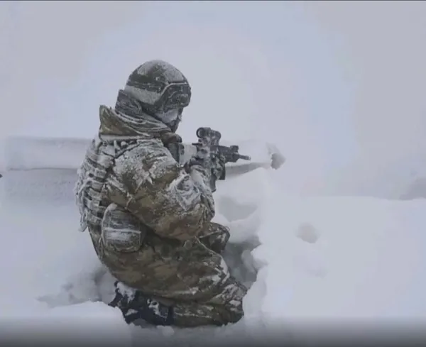 mehmetcikten-bayrak-donduran-sogukta-vatan-nobeti-kirpikleri-donan-askerler-gorev-basinda-1642321485657.jpg Mehmetçik’ten bayrak donduran soğukta vatan nöbeti! Kirpikleri donan askerler görev başında-6