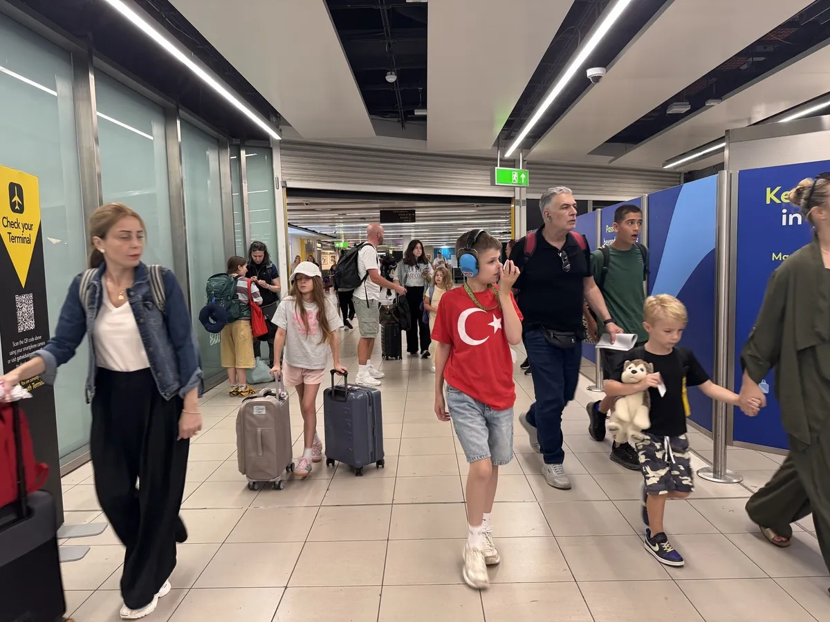 joshie-man-istanbulda-islamofobiye-karsi-camilerde-kek-dagitacak-1784300698143.jpeg Joshie Man İstanbul’da: İslamofobiye karşı camilerde kek dağıttı-6