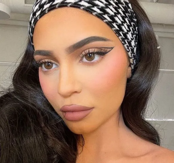 Kylie Jenner çırılçıplak kanlar içinde paylaştı bir de 2 aylık hamile! Bu görüntüye bakmak mide ister ama o hiç çekinmedi-4