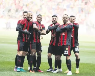 10 kişilik Es-Es lideri devirdi