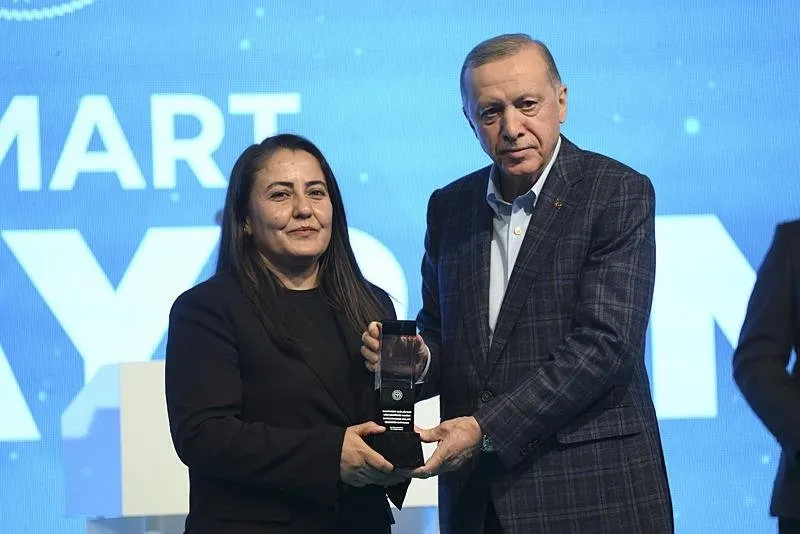 Programda 14 Mart Tıp Bayramı İbn-i Sina Hizmet Ödülleri'nin sahipleri, ödüllerini Başkan Erdoğan'ın elinden aldı. 