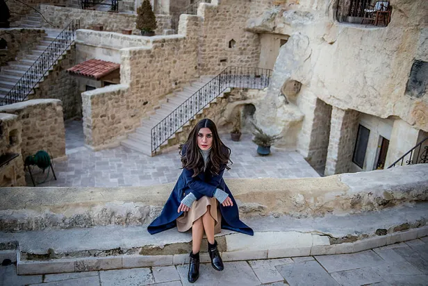 Burcu Kıratlı, Külliye'deki davete hazırlanıyor-10