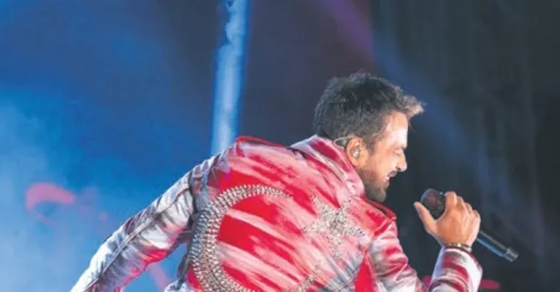 Emre Altuğ ay-yıldızı ceketine kazıdı