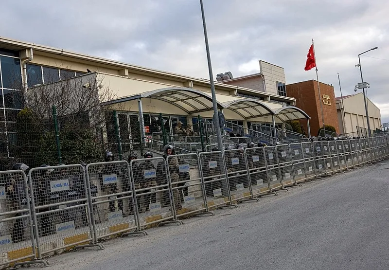 MAHKEME İLK GÜN ŞOVA İZİN VERMEDİ-1