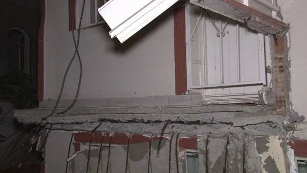 istanbulda-korku-dolu-anlar-avcilarda-bir-apartman-dairesinin-balkonu-coktu-bina-tahliye-edildi-1634537462336.jpg İstanbul'da korku dolu anlar! Avcılar'da bir apartman dairesinin balkonu çöktü bina tahliye edildi-2